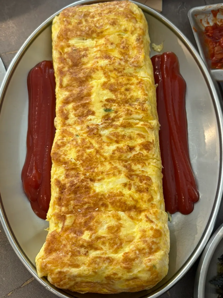 스텐 식기에 담긴 기본 반찬