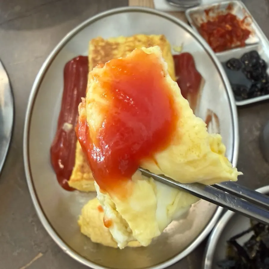 케첩을 곁들인 계란말이