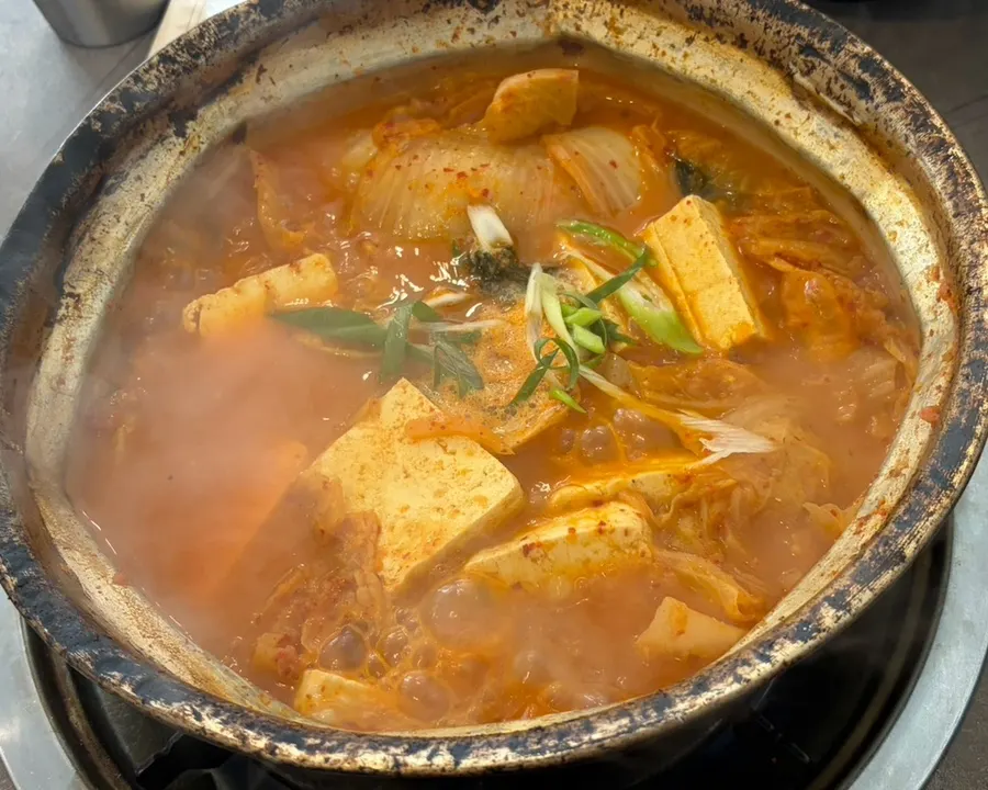 큼직한 양푼에 담긴 김치찌개