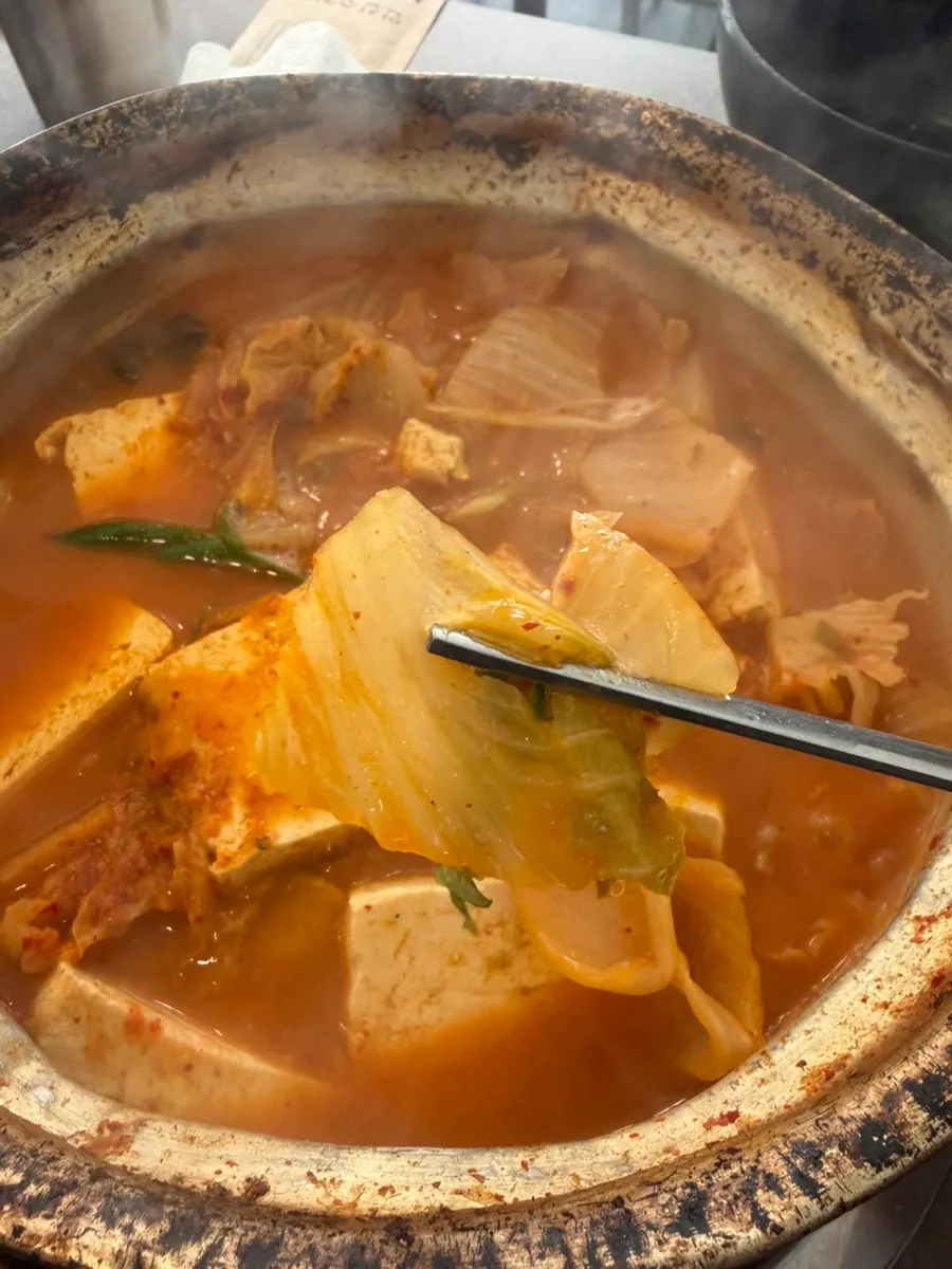 양푼 김치찌개 속 푸짐한 재료
