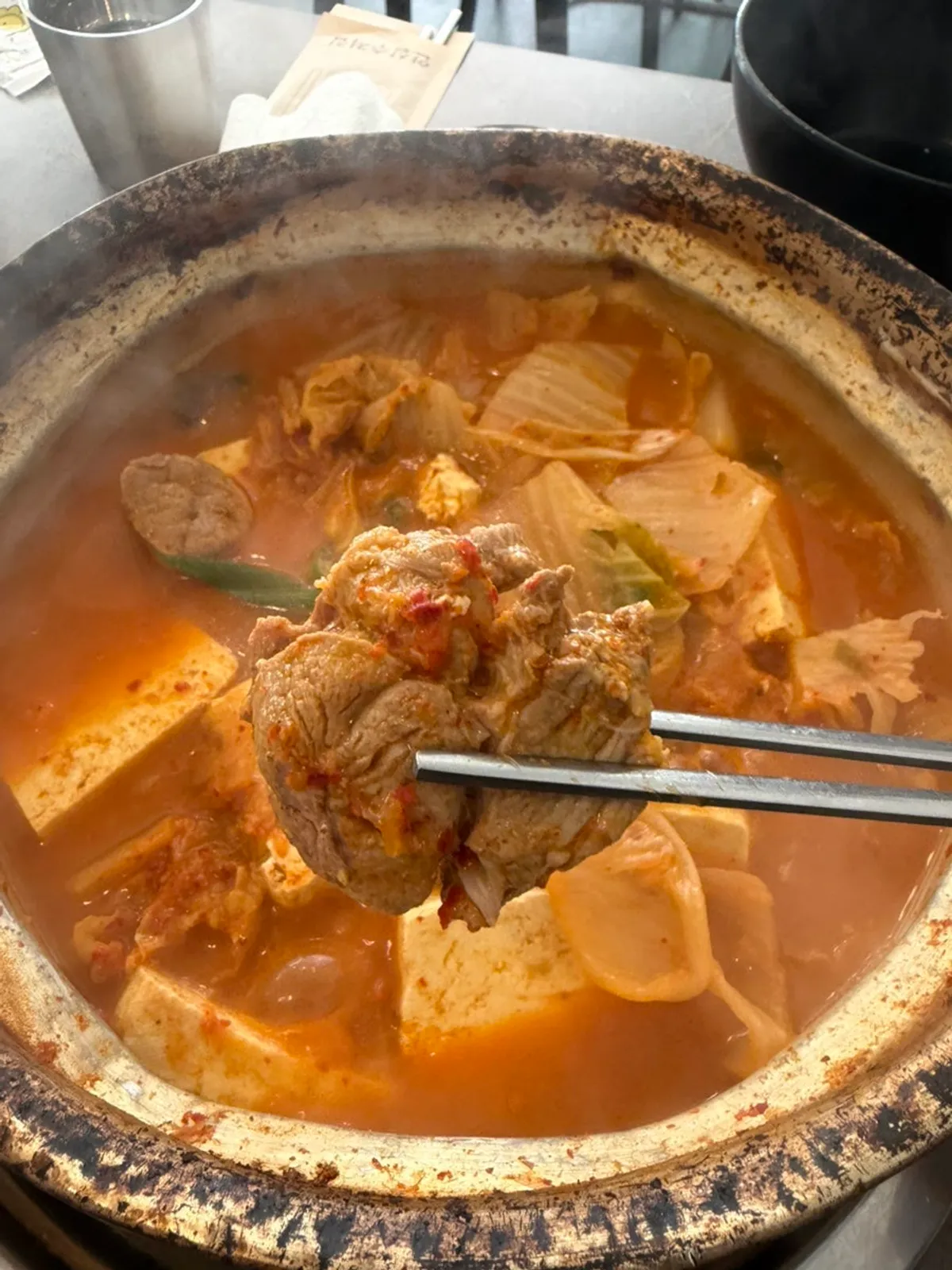 통 묵은지가 든 양푼 김치찌개