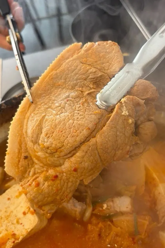 가위로 자르는 통 묵은지