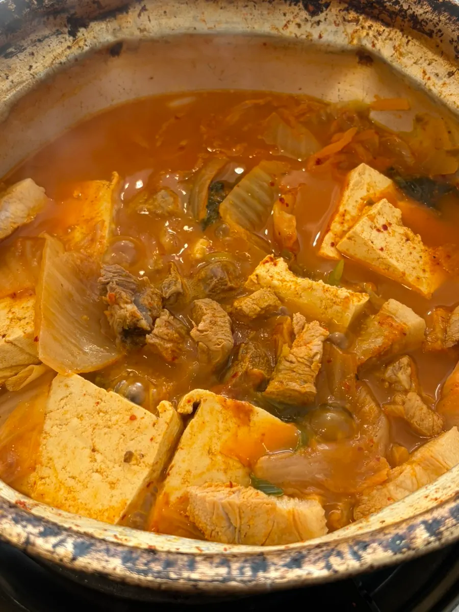 두툼하게 썬 생돼지고기