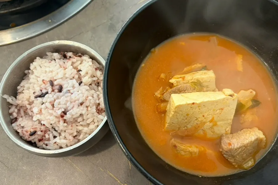 진한 국물의 김치찌개 한상