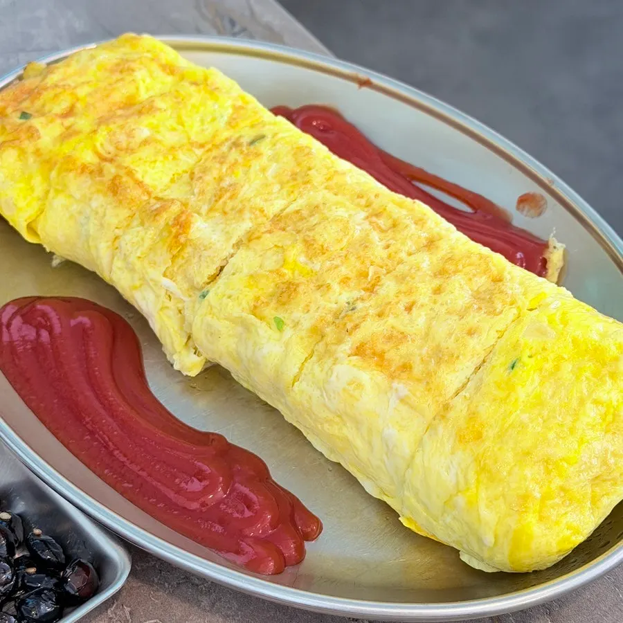 Thick and fluffy rolled omelet