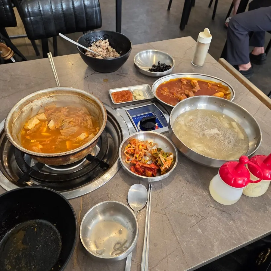 Mul naengmyeon eaten alongside duruchigi