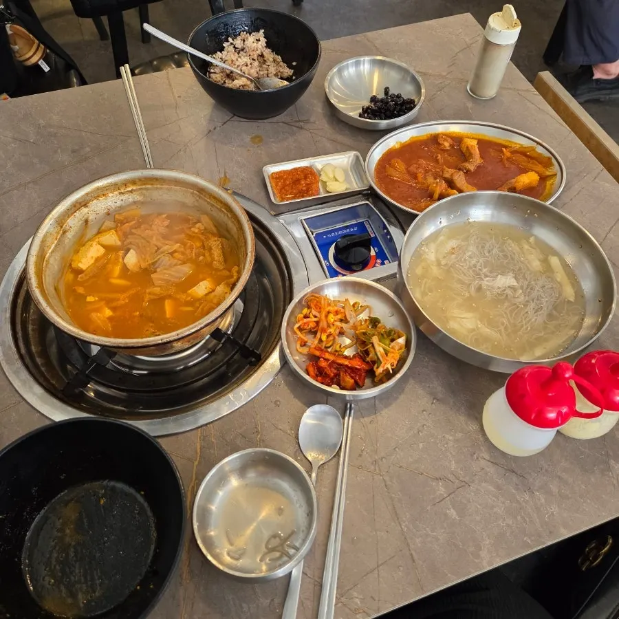 Kimchi jjigae, duruchigi and mul naengmyeon together