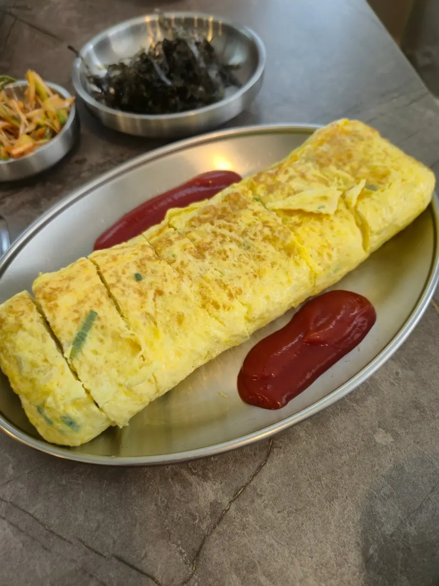 Thick egg roll included in the set