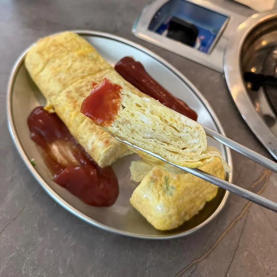 케첩을 곁들인 부드러운 계란말이