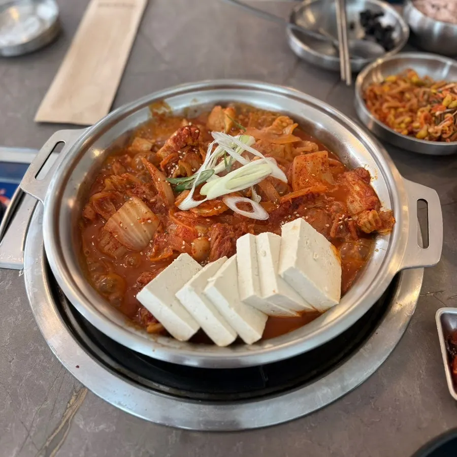 삼겹살과 김치가 든 김치찜