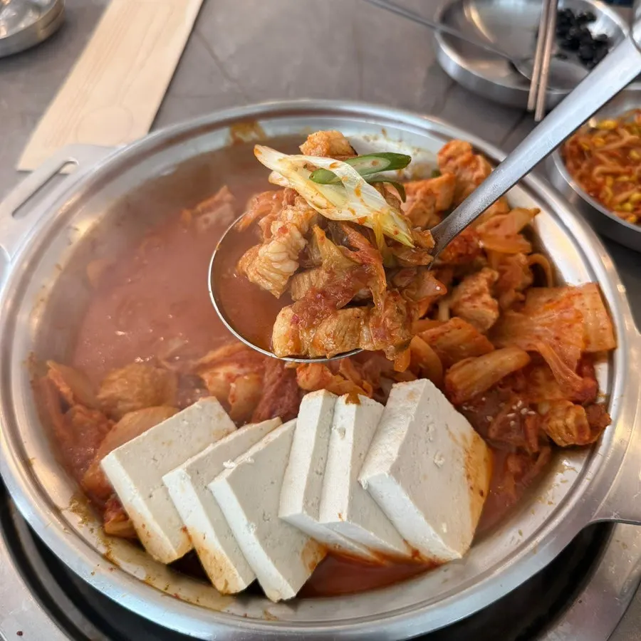 밥이 포함된 삼겹김치찜 세트