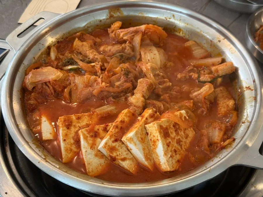 약불로 끓이는 삼겹김치찜