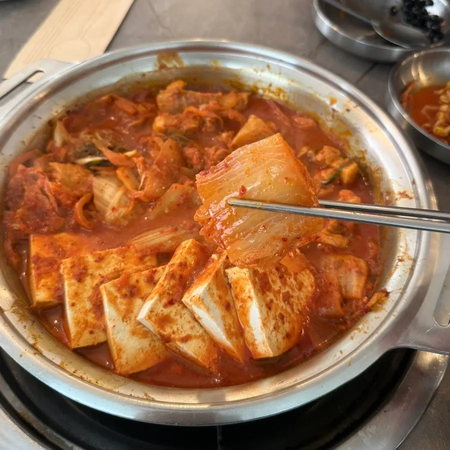 얼큰한 국물이 있는 김치찜