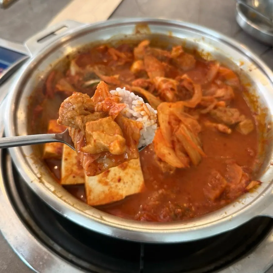 양념이 밴 김치와 두부