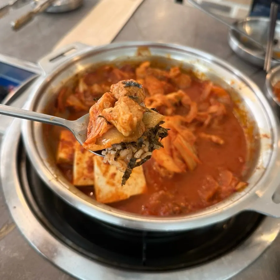 밥과 김가루를 비빈 김치찜