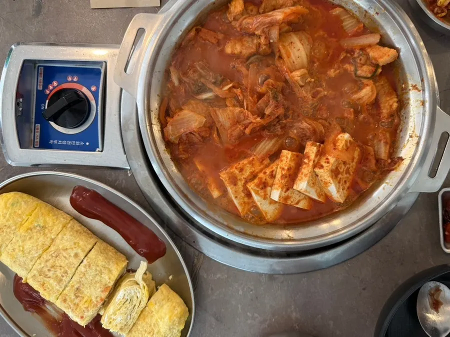 삼겹김치찜과 계란말이 한식 세트