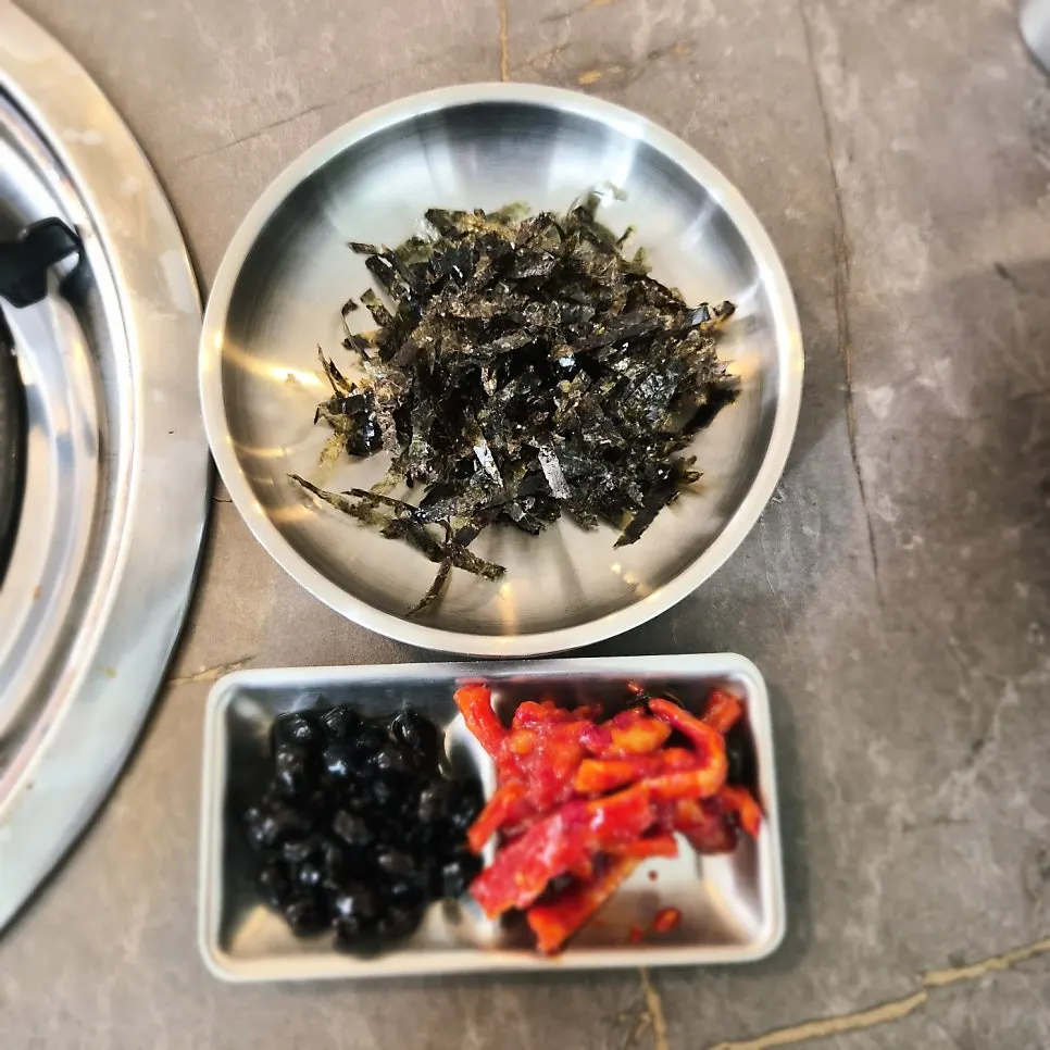 삼겹김치찜 세트의 기본 반찬과 셀프바