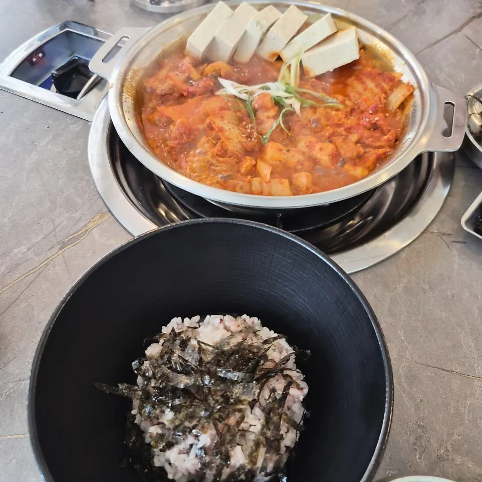 두툼한 삼겹살과 푹 익은 김치찜