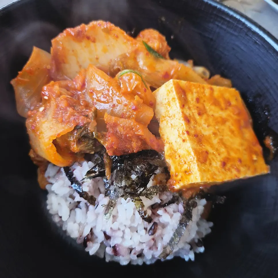 두툼한 삼겹살과 푹 익은 김치찜