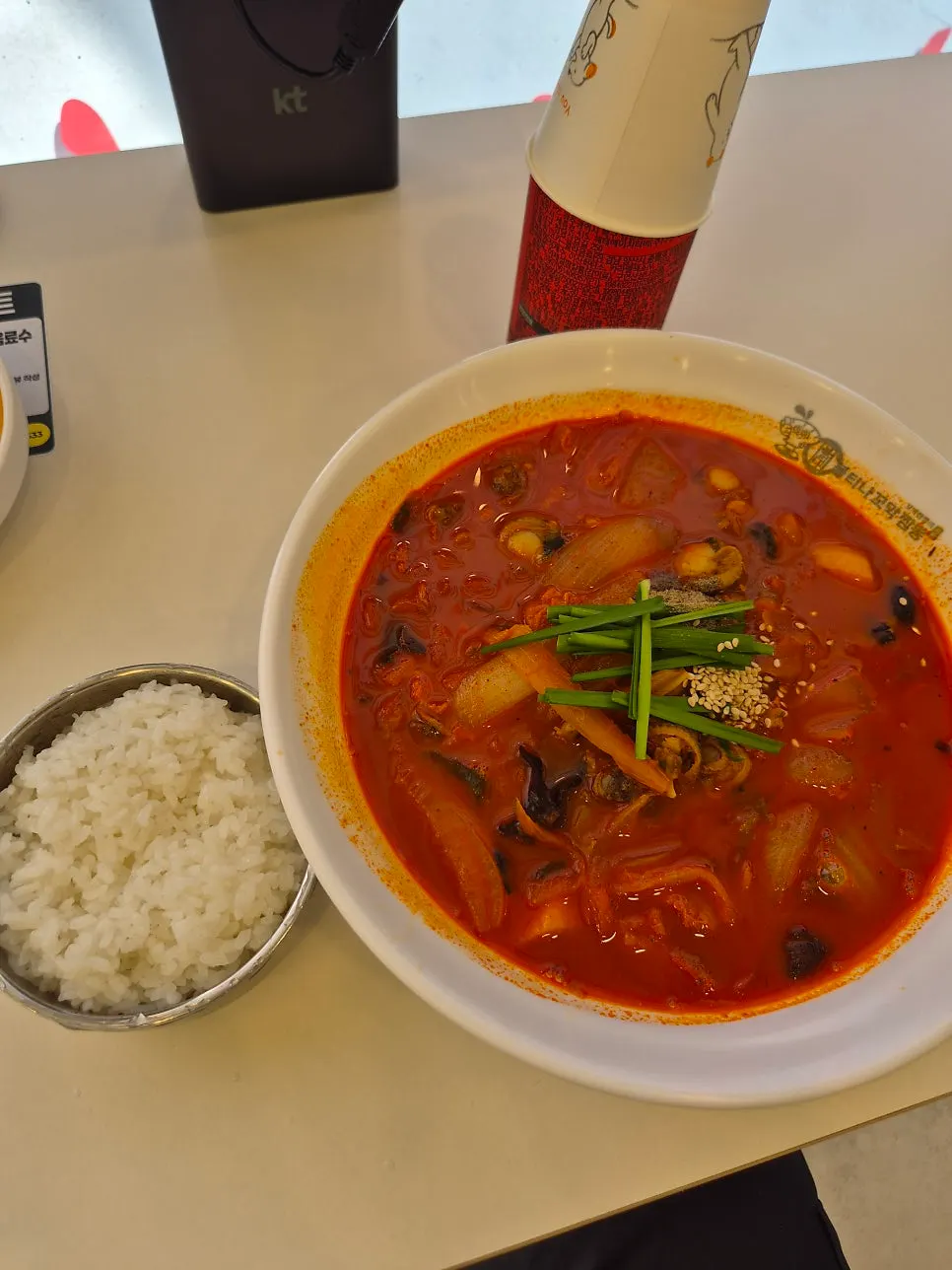 Noodles lifted from the spicy cockle jjamppong