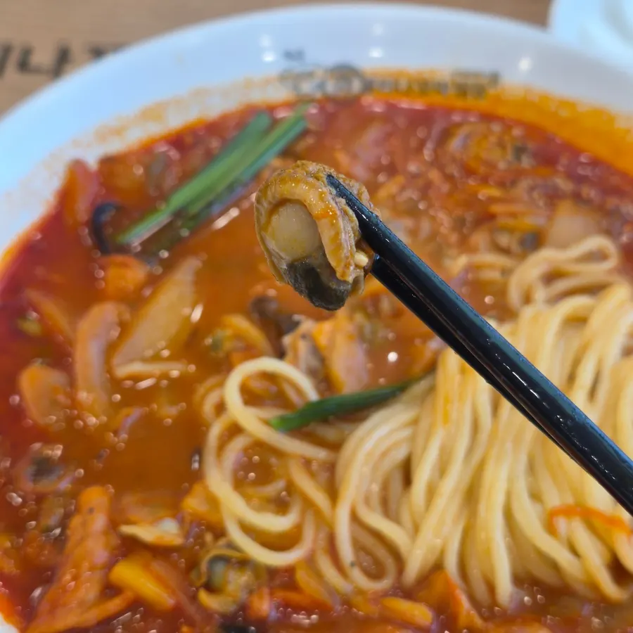 Bowl of jjamppong showing plump cockle meat