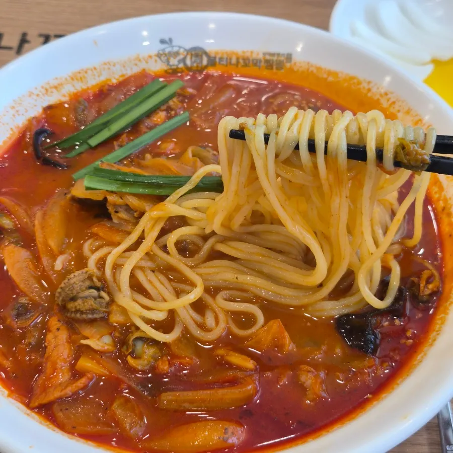 Spicy cockle jjamppong broth good for a hangover