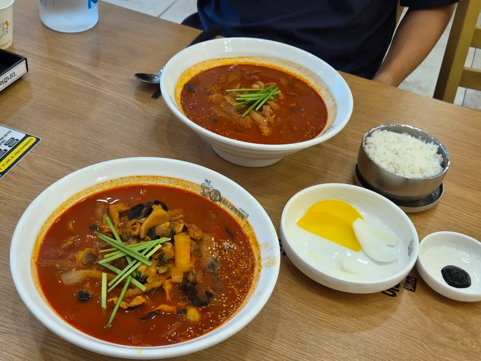 꼬막과 조개살이 푸짐한 빨간 국물 꼬막짬뽕