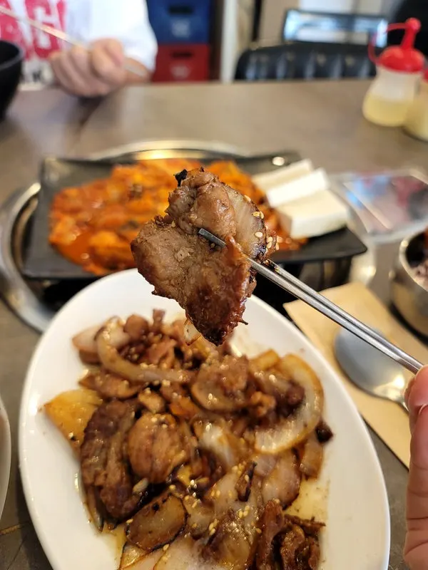 물냉면과 함께 놓인 간장불고기 접시