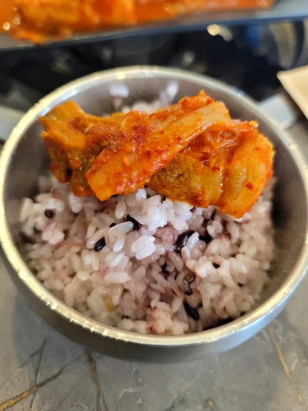 삼겹살김치찜이 올라간 상차림
