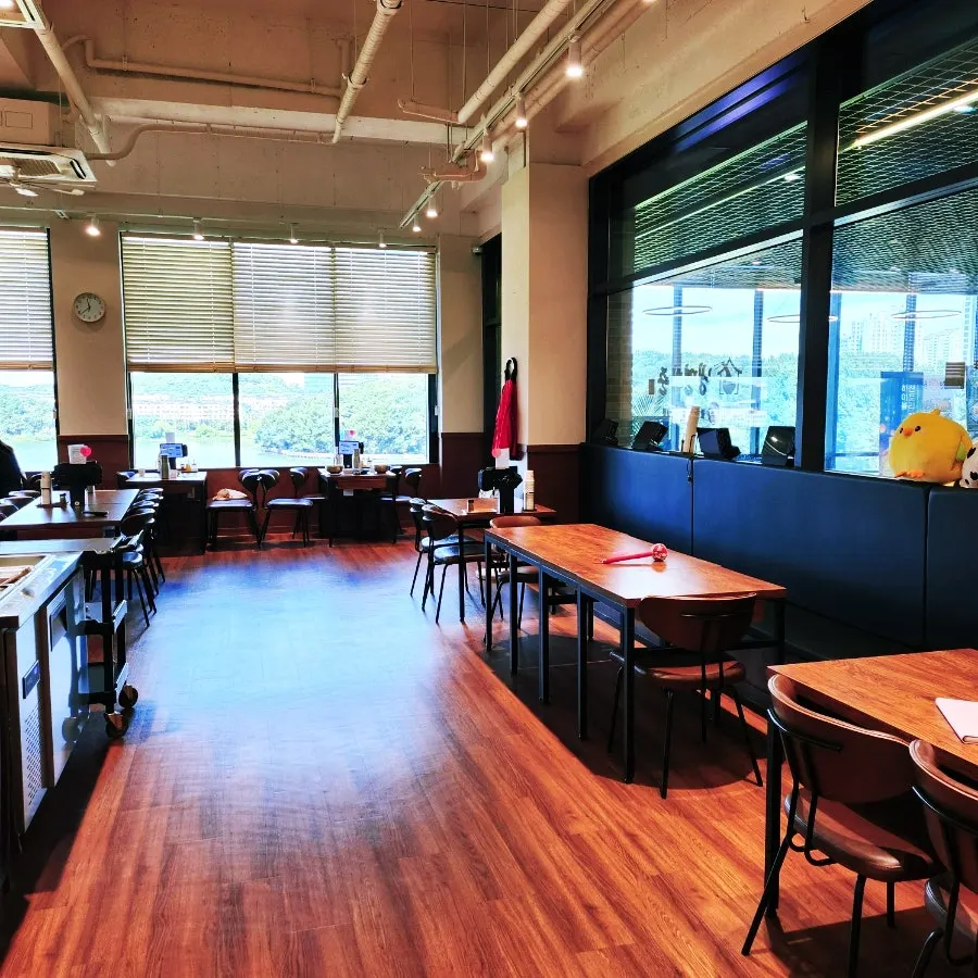 Spacious interior of Naengmyeon Gajun Dongtan Main Branch