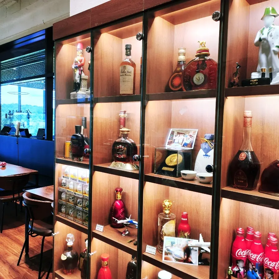 店内壁面の酒瓶と装飾