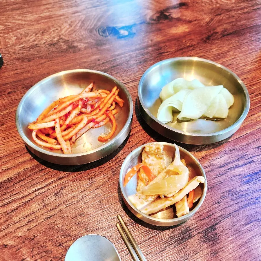 Basic side dishes served with mul naengmyeon
