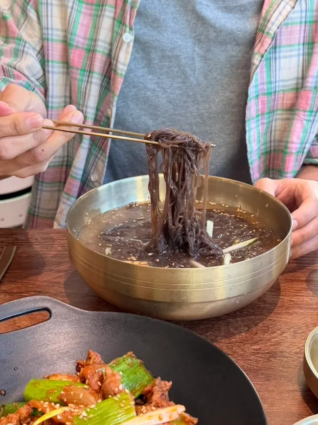 Cold broth kudzu naengmyeon with vinegar and mustard