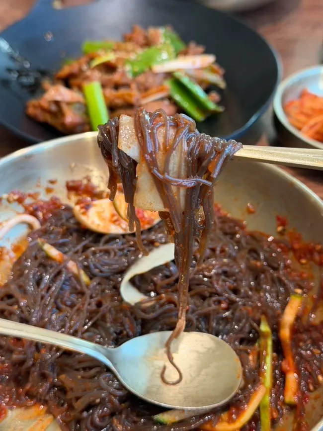 Bibim kudzu naengmyeon coated in red seasoning