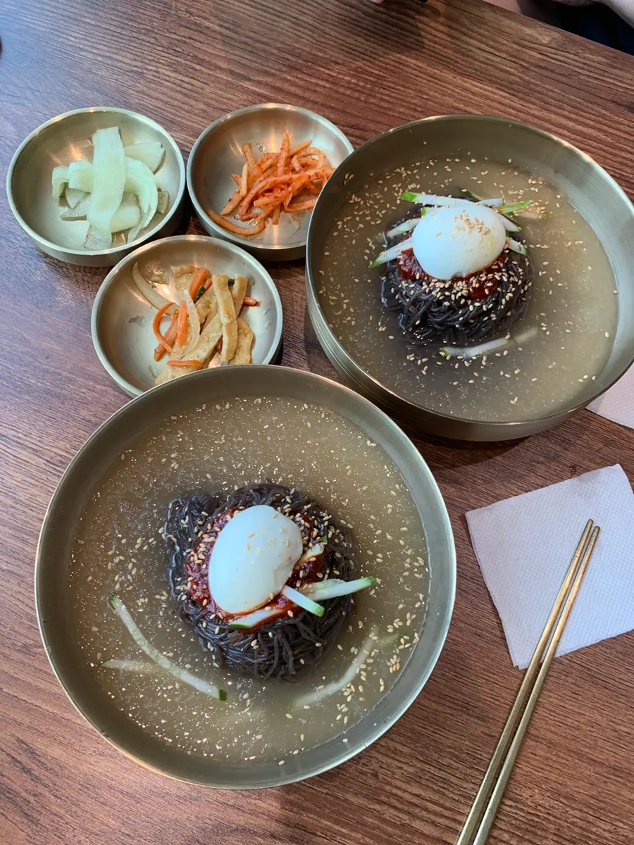 칡냉면과 기본 밑반찬 한 상