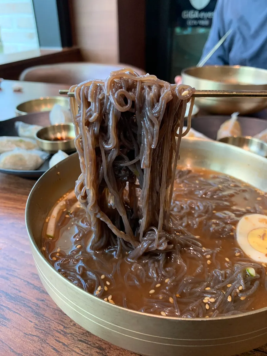 칡냉면 육수와 고명