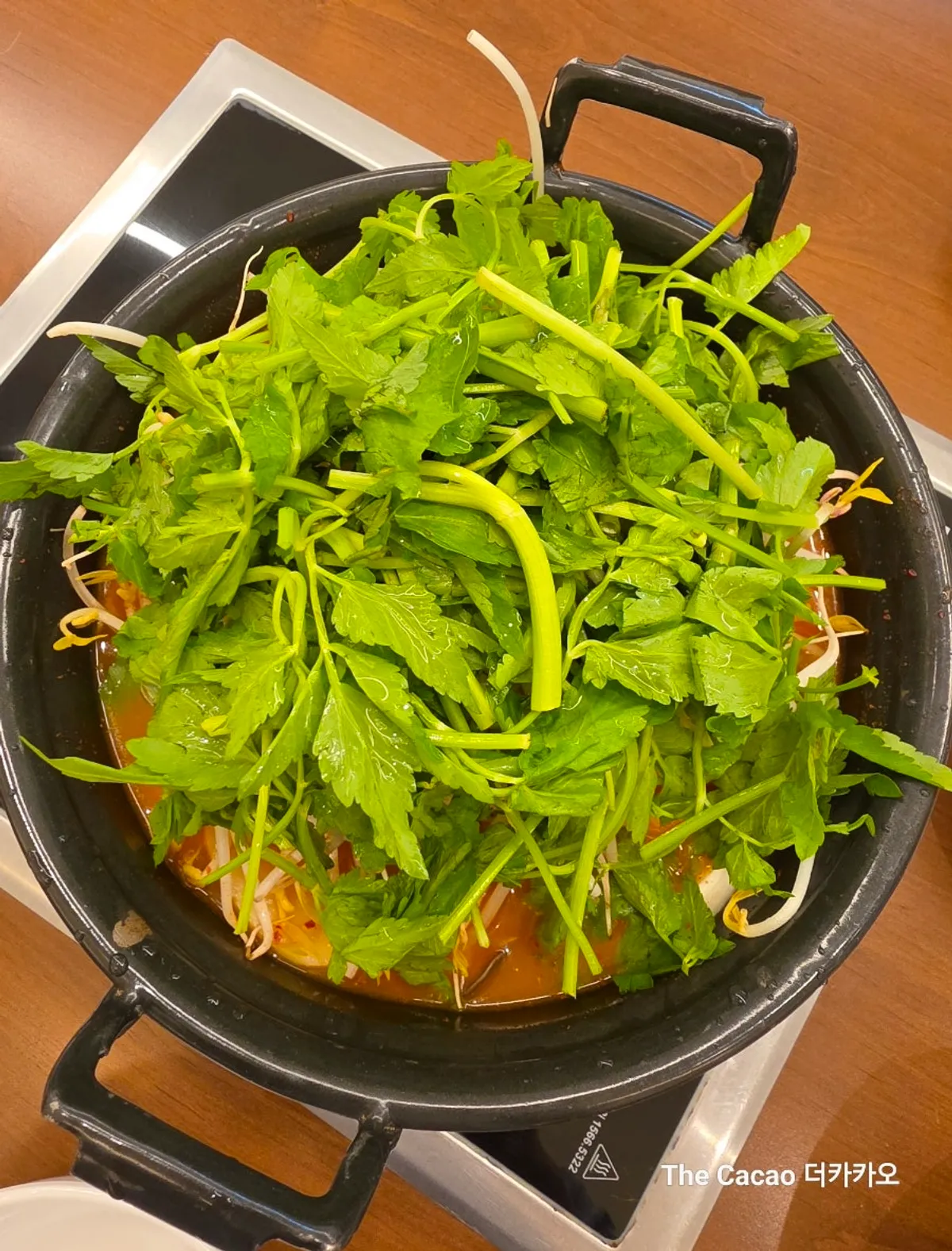 Table setting of spicy mushroom kalguksu at Deungchon Shabu Kalguksu Gran Passage Branch