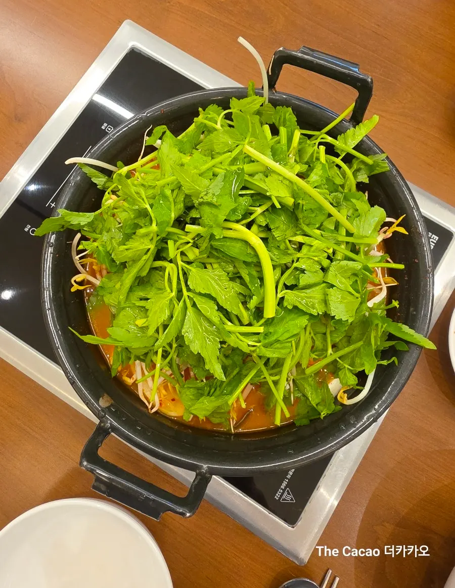Initial table setup for spicy mushroom kalguksu for three
