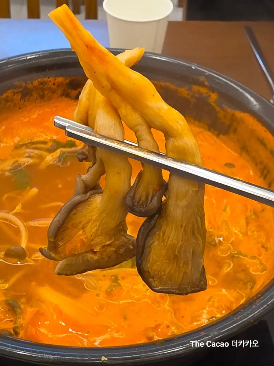 Bean sprouts and minari boiling in the broth