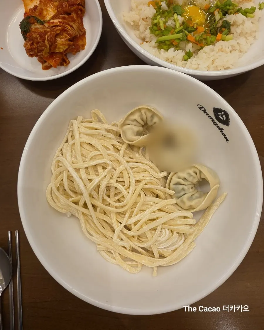 Spicy and savory broth of the mushroom kalguksu