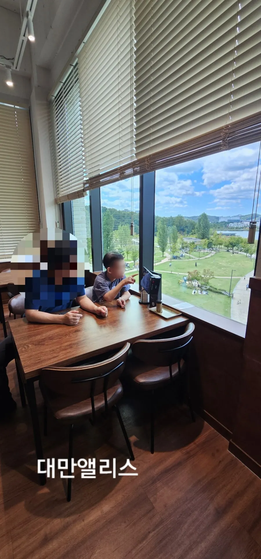 Window seating at Naengmyeon Gajun Dongtan Main Branch