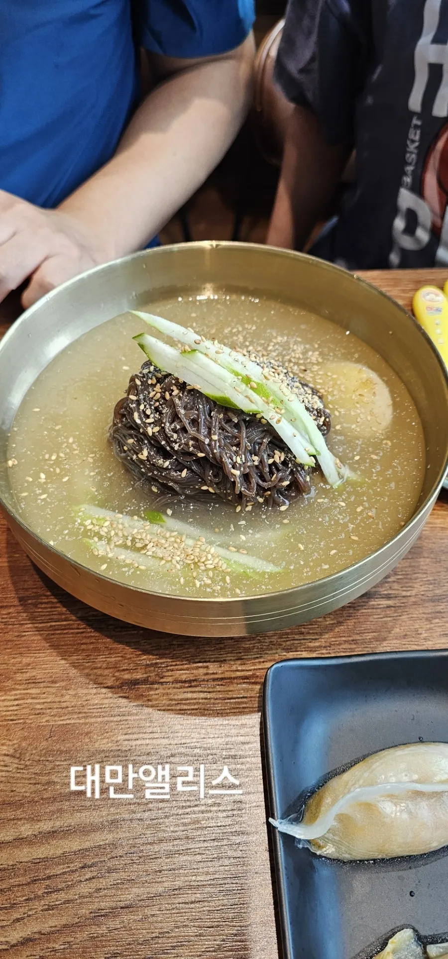 A bowl of kudzu naengmyeon on the table