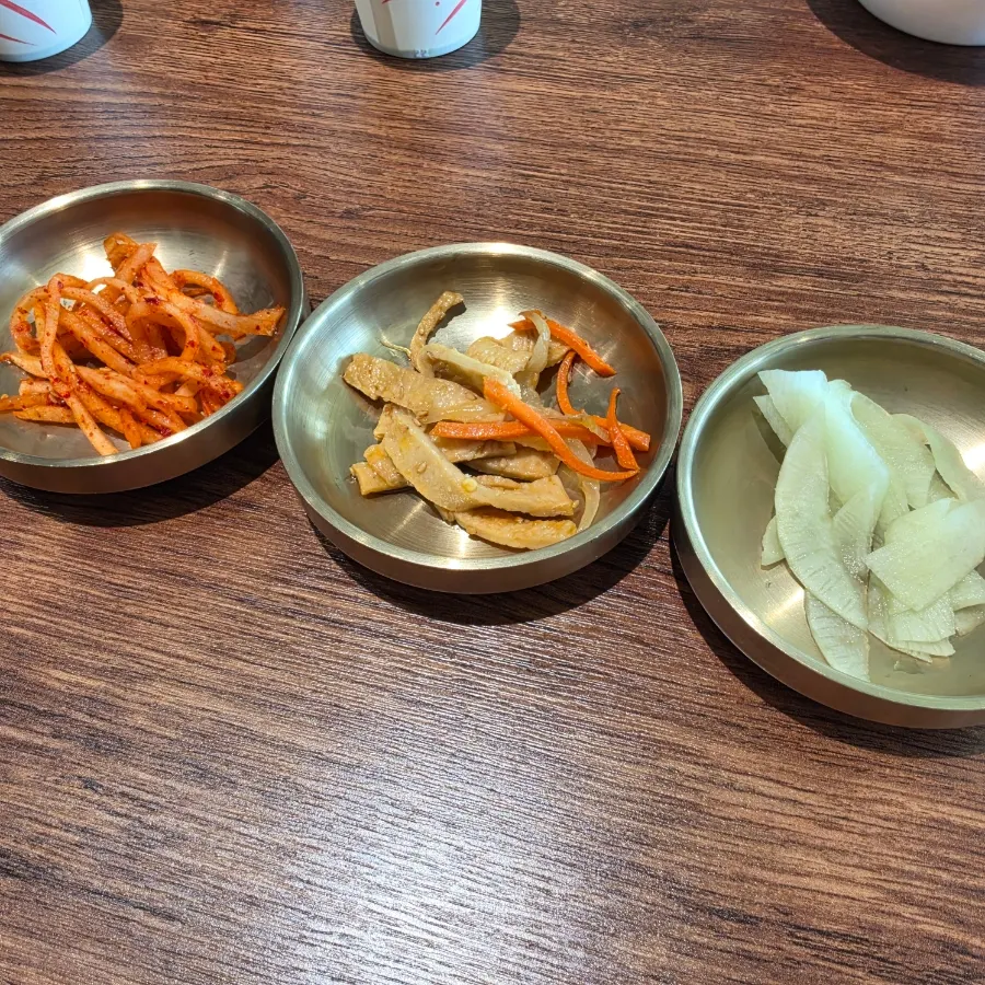 주문 후 세팅된 밑반찬 상차림