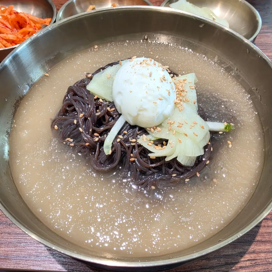 살얼음이 올라간 칡 물냉면 한 그릇