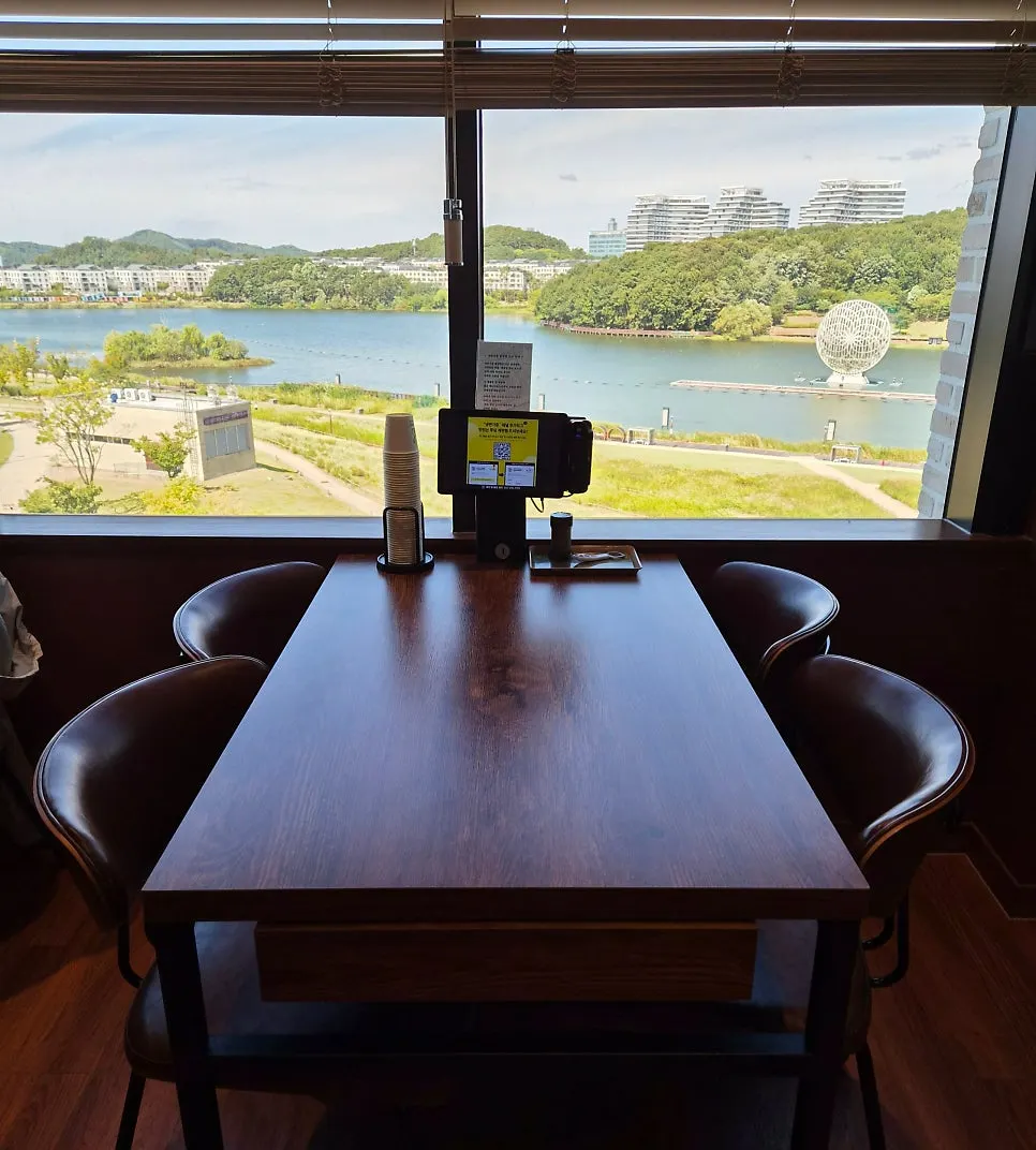 View of Dongtan Lake Park through the floor-to-ceiling windows at Naengmyeon Gajun Dongtan Main Branch
