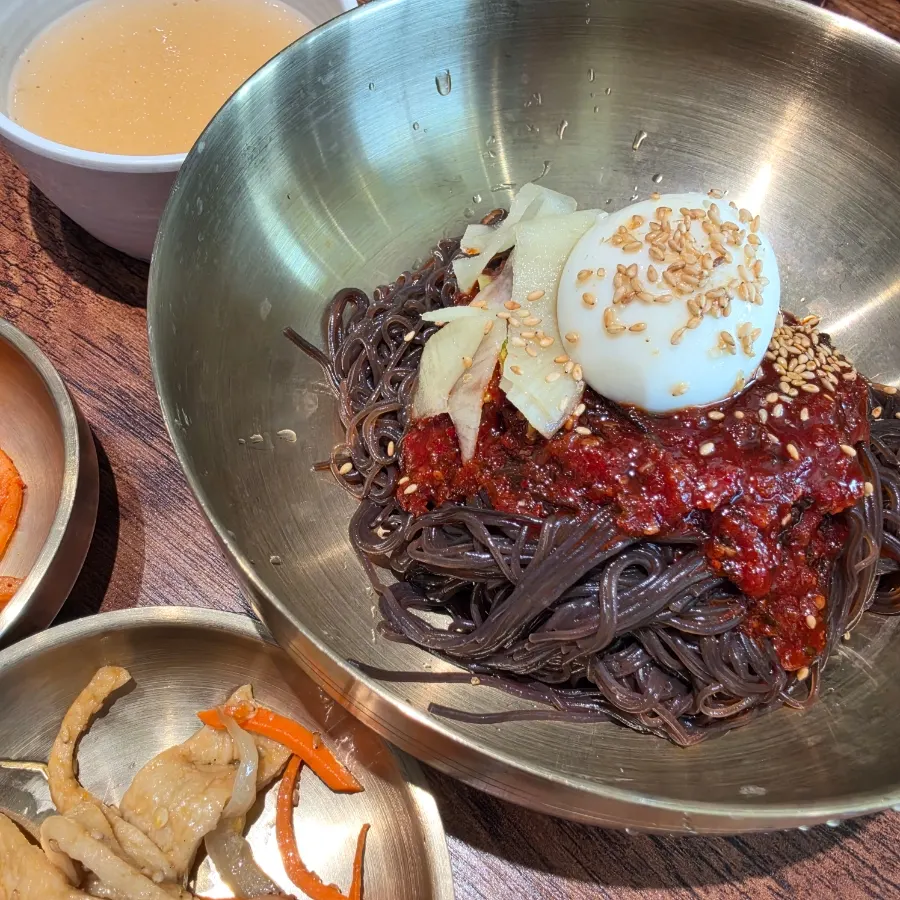 매콤한 소스로 비빈 비빔냉면과 살얼음 육수