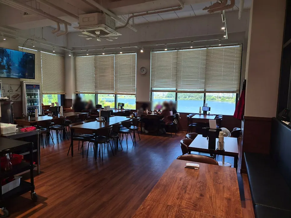 Dining hall with window seats at Naengmyeon Gajun Dongtan Main Branch
