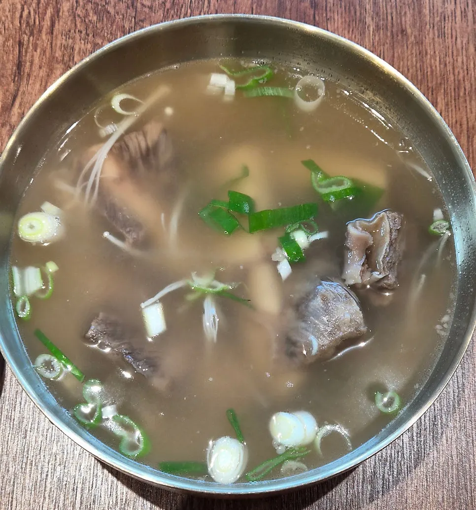 A clear-broth bowl of galbitang from Naengmyeon Gajun