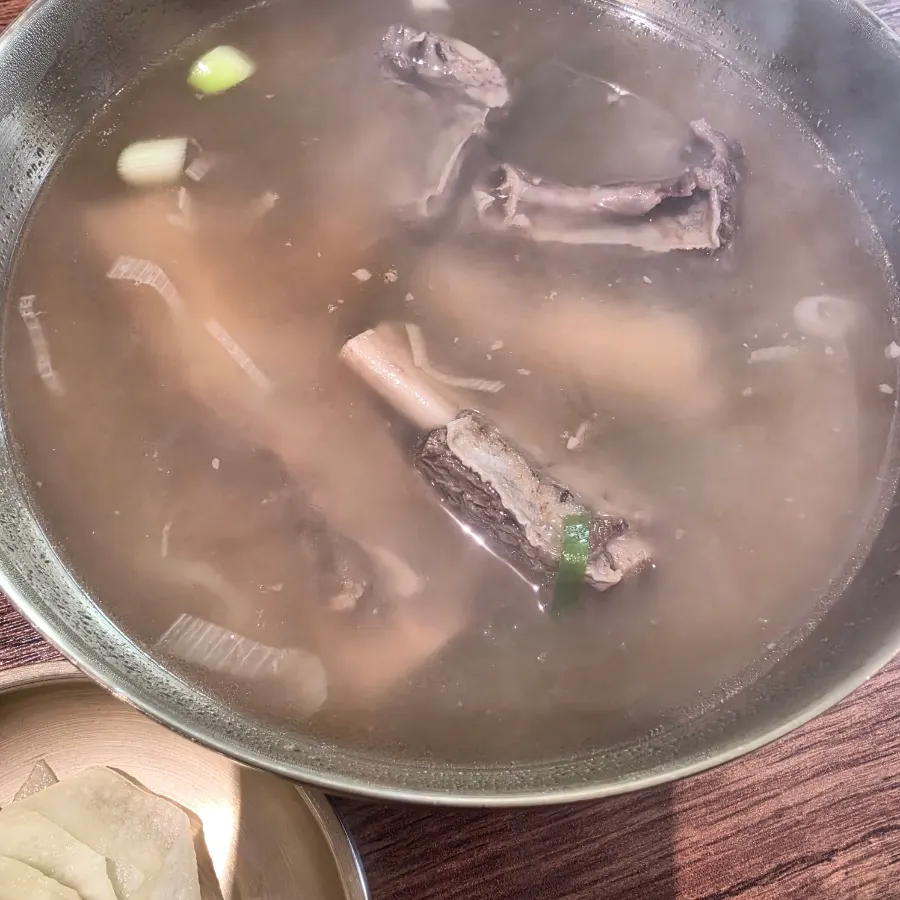 갈빗대가 들어간 갈비탕과 공기밥 상차림