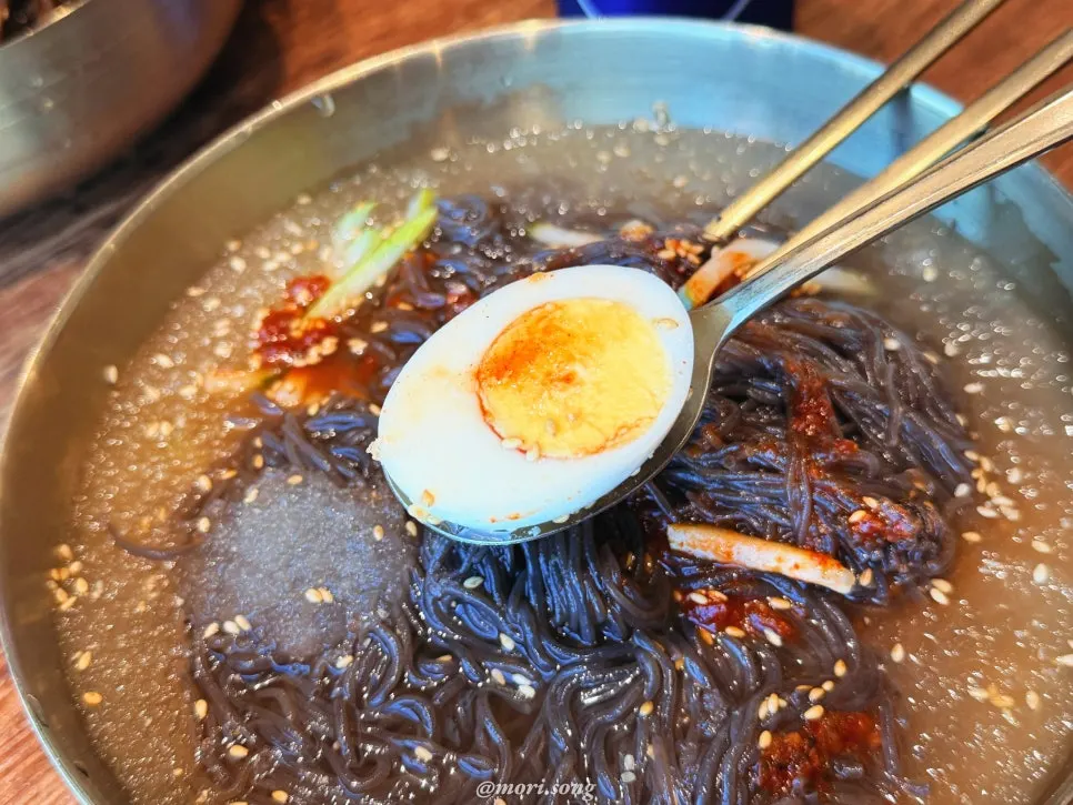 Mul-naengmyeon topped with red sauce